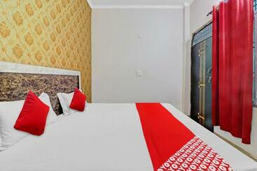 Hotel Oyo Flagship 80800  Bhavya Inn