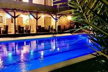هتل آپارتمان Dead Sea Lafamilia Albadwan