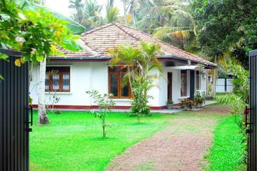 Pensió Surf White House Ahangama