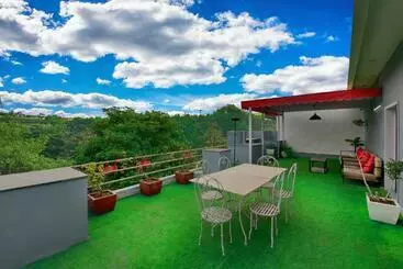 Divine Inn Couple Friendly Hotel Near Sector 51 Metro Station