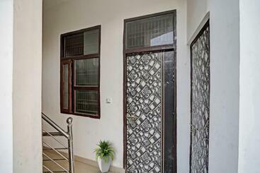 בית מלון כפרי Oyo Flagship 80674  Kridha Expo Stay