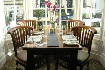 ペンション Mostyn House