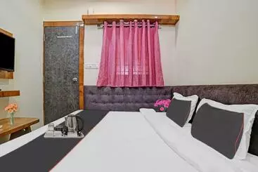 Fabhotel Royal Palace