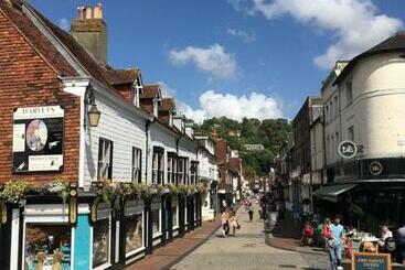 پانسیون Edward S Burrow