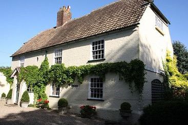 مبيت وإفطار Solley Farm House