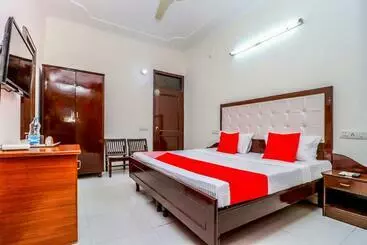 Hotel Oyo 11036 Preet Lodge Mohali
