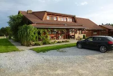 Retkeilymaja Restaurace Vráž