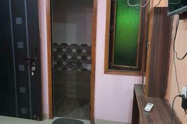 Spot On Hotel Shree Near Aishbagh Railway Station Near Sudarshan Cinema