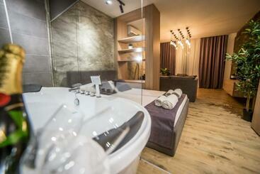 پانسیون Empire Luxury Apartments