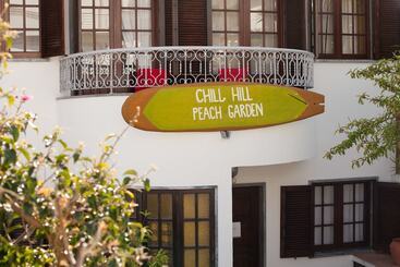 Ericeira Chill Hill Hostel & Private Rooms   Peach Garden