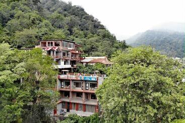 Отель Hill Top Swiss Cottage