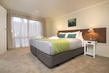 Отель Furneaux Lodge