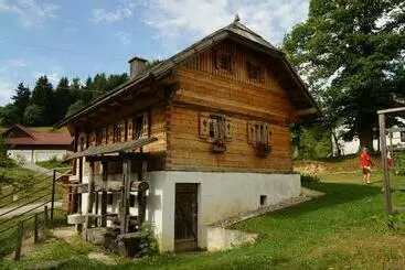 Tourist Farm Samec