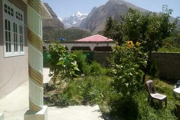 Pensionat Four Seasons Guest House Hunza