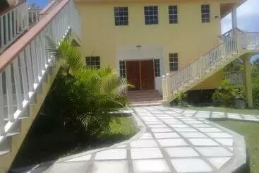 پانسیون Royal Escape