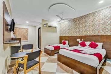 Hotel Season 4 Residences   Teynampet Near Apollo Hospital ,balaji Dental, Us Consulate