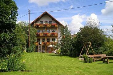 Albergue Gästehaus & Ferienhof Hüfner