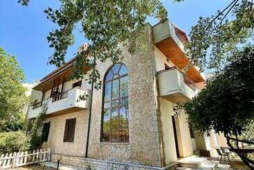 Pensió Stone Villa Shengjin