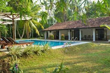 Bed & Breakfast Kosgoda Boutique Villa