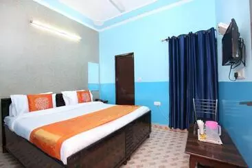 Hotel Oyo 11886  Crystal
