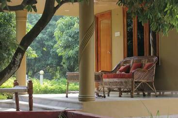 Hotel Corbett Farmyard