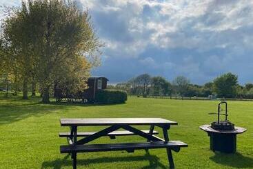 בית מלון כפרי Dawn Chorus Holidays