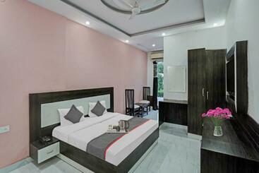 בית מלון כפרי Oyo Townhouse 1133 Rajvanshi Paradise