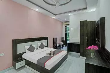 ホテル Oyo Townhouse 1133 Rajvanshi Paradise