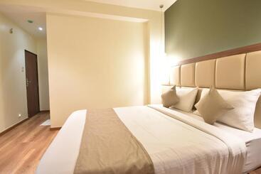 Отель The Aarya A Smart Business