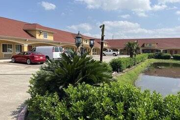 Мотель Deluxe Inn & Suites