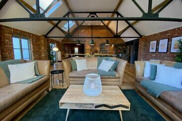 کلبه Stunning 3bd Character House Near Coleshill