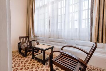 Hotel Heeren By The River