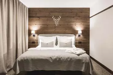Hotelli Arietes Marmont Resort