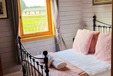 Beautiful 3 Bed Luxury Private Lodge In York