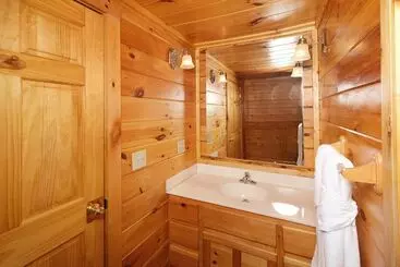 Mökkimajoitus Smoky Treehouse Lodge #614