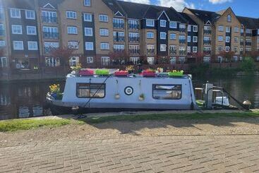 Casa Rural Charming Baby Narrowboat Apsley Marina