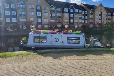 Mökkimajoitus Charming Baby Narrowboat Apsley Marina