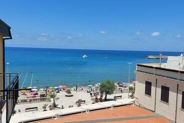 B&b Le Suites Di Costanza