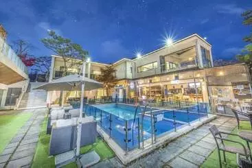 پانسیون Gapyeong Jh Poolvilla & Glamping