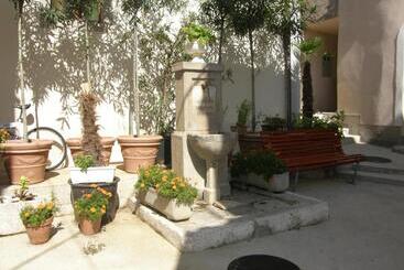 בקתות Villas Corinthia