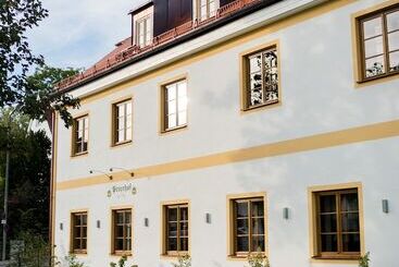 هتل آپارتمان Bob W Peterhof