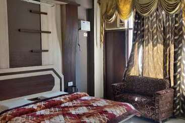 فندق Goroomgo Shakuntala Katra