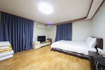 מוטל Gangjin Buseong Park