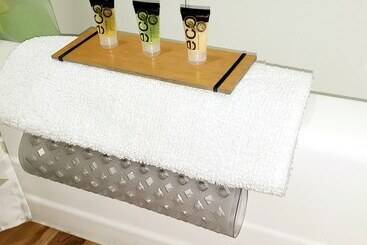 קוטג'' The Design Apartment At Sanctuary Of The Swan Wellness Hotel Swan Rescue Farm