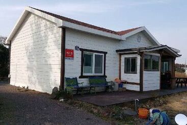 Pensão Jeju Beyond Guest House And Book Cafe