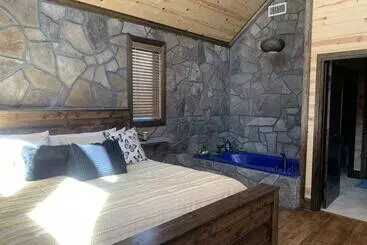 Vakantiehuisje Standing Bear Studio Cabin With Hot Tub On The Deck By Redawning