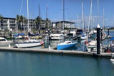 モーテル Magnetic Blue Waterfront Apartments