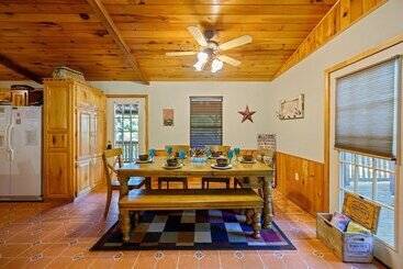 بيت ريفى Cast Away Family Cabin With Hot Tub, Fireplace, And Kids Area By Redawning