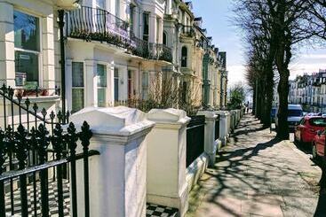 בית מלון כפרי Innit Rooms   Upper Rock