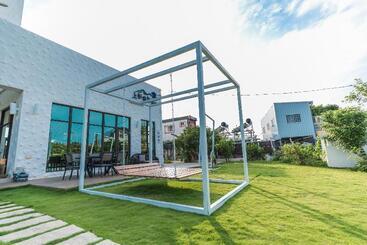 تختخواب و صبحانه Hike & Seek Inn